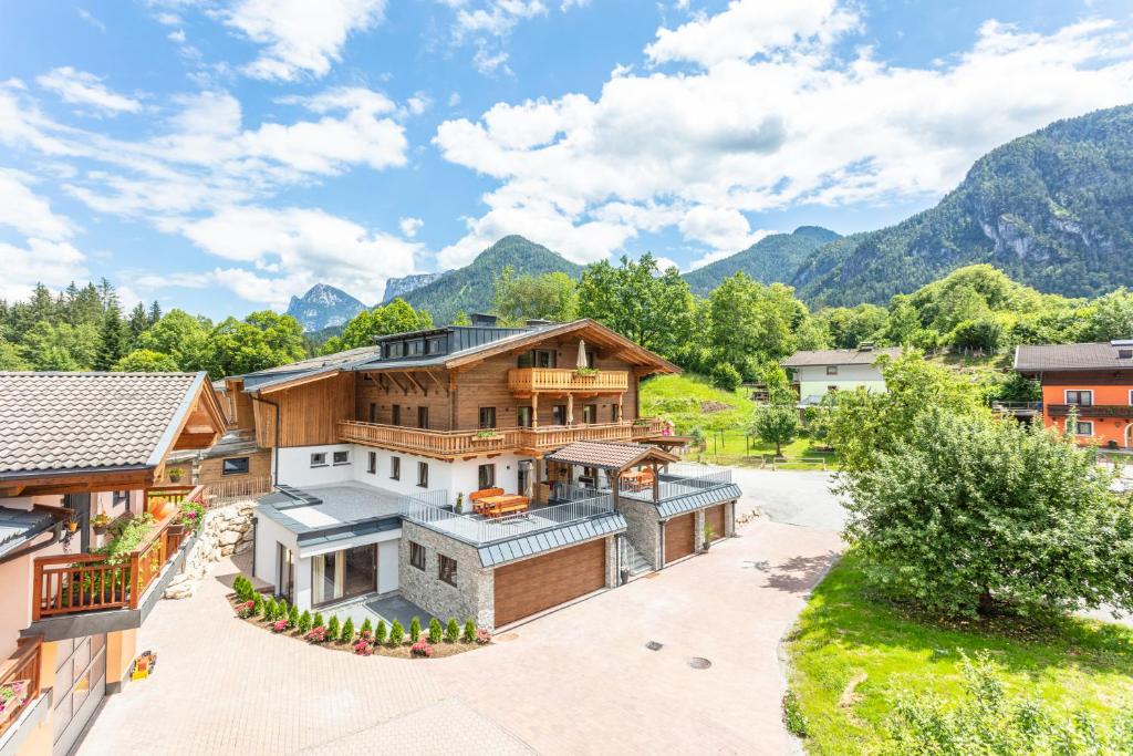 eine Luftansicht eines Hauses mit Bergen im Hintergrund in der Unterkunft Familienbauernhof Bairau Reifhorn in Lofer