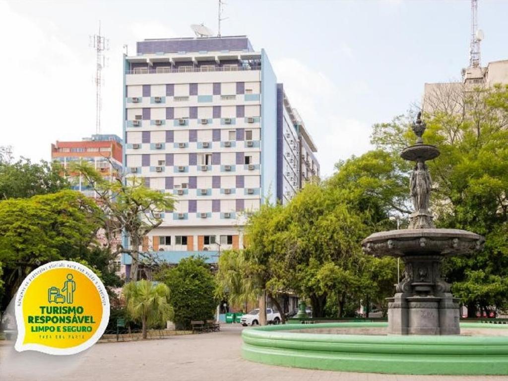 una fuente en un parque frente a un edificio en Hotel Atlantico Rio Grande, en Río Grande