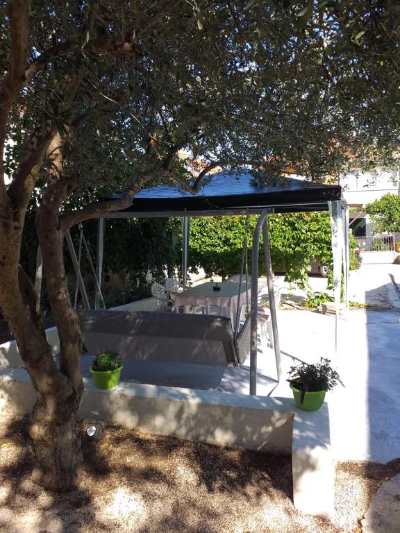 Ogród w obiekcie Apartments Jeličić