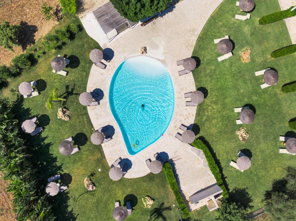 uma vista superior de uma piscina num parque em Addauro Resort em Siracusa