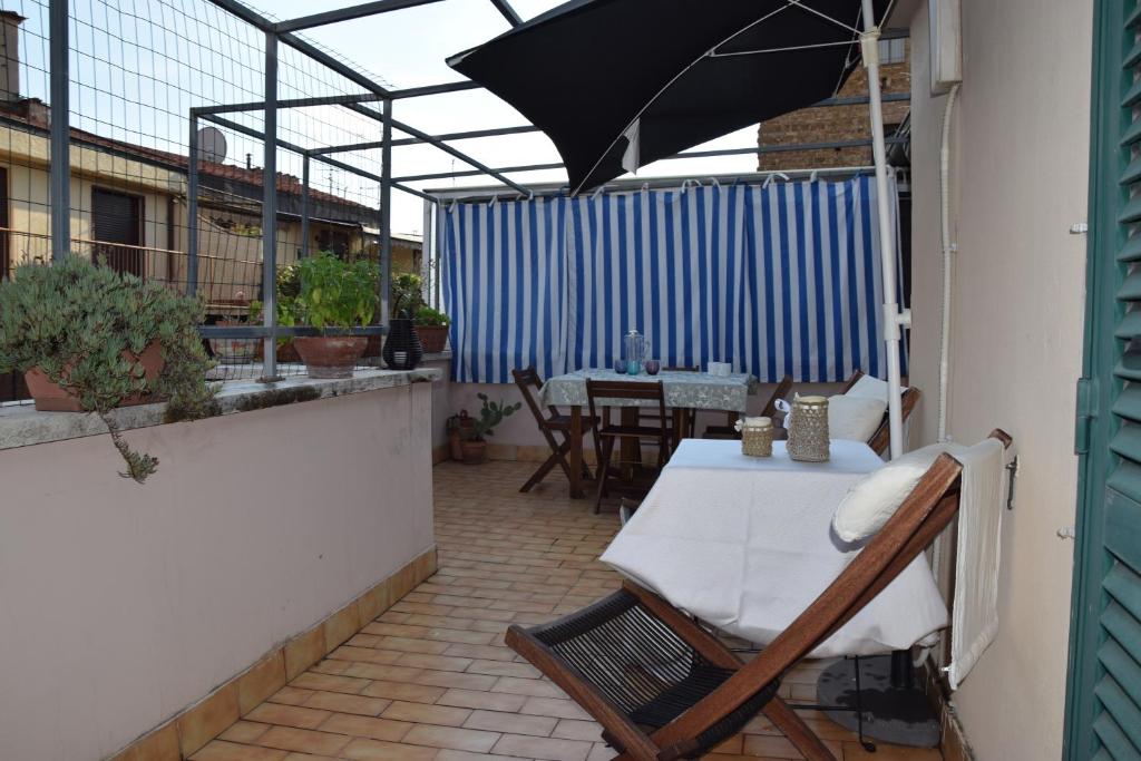 patio con tavolo e ombrellone di Terrazza in borgo San Jacopo a Firenze