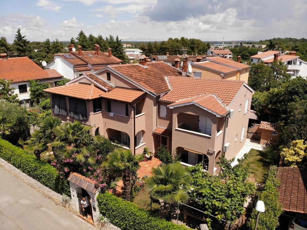 Ariel uitzicht op een huis in een buitenwijk bij Apartments Sven-Marino in Poreč