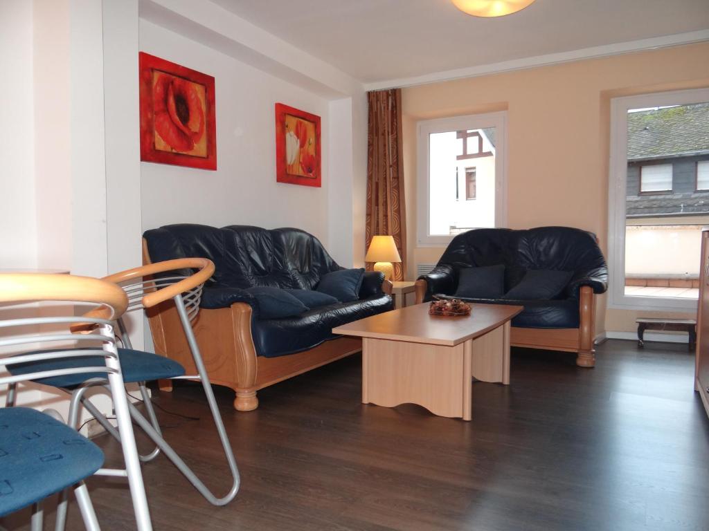 uma sala de estar com dois sofás e uma mesa em Haus Corray em Zell an der Mosel