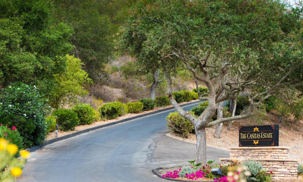 una strada tortuosa con un cartello e un albero di The Casitas of Arroyo Grande ad Arroyo Grande