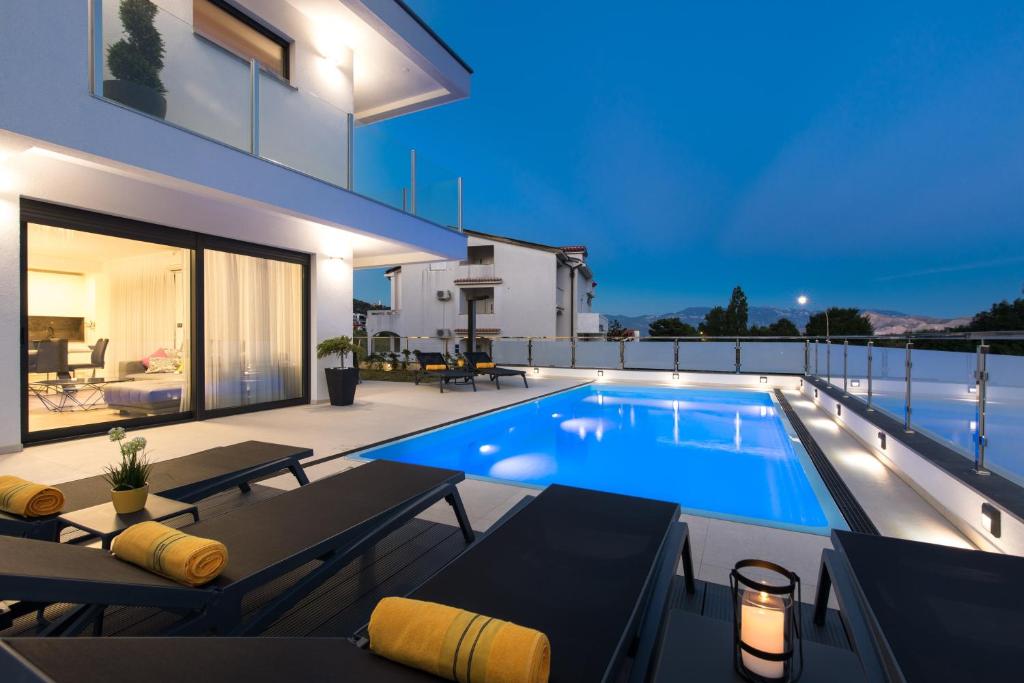 Bazén v ubytování Villa Supernus with Heated Pool nebo v jeho okolí