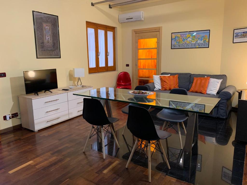 een woonkamer met een tafel en een bank bij Casa Bellavista in Noto