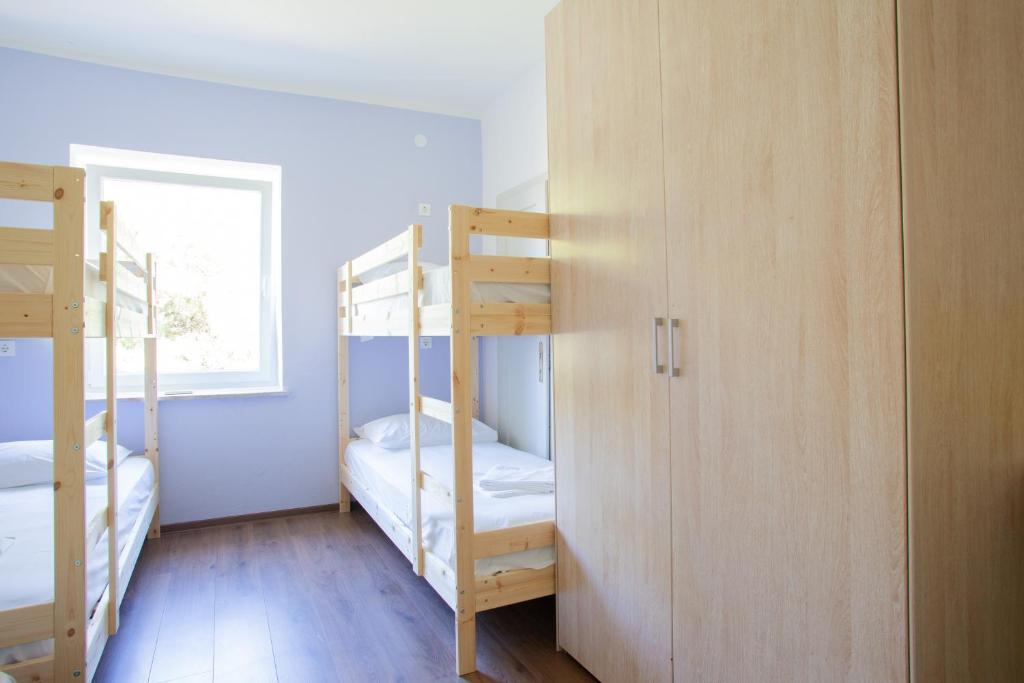 Postel nebo postele na pokoji v ubytování Hostel Trobenta in Oblak