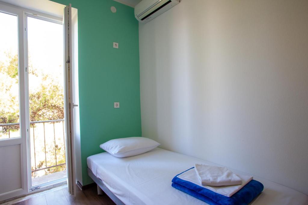 Postel nebo postele na pokoji v ubytování Hostel Trobenta in Oblak