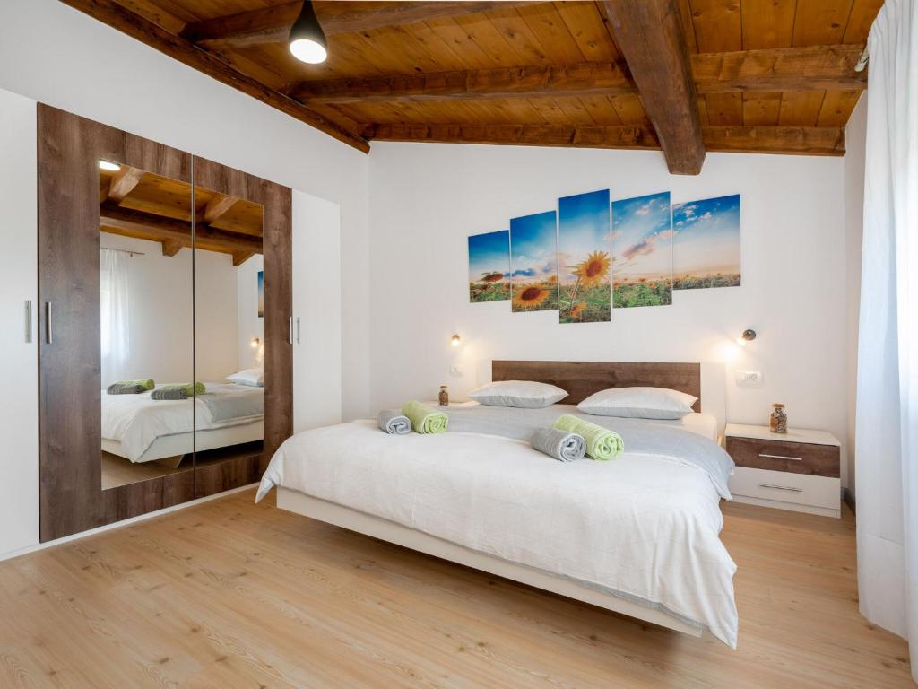 Postel nebo postele na pokoji v ubytování Villa in Labin with Private Pool