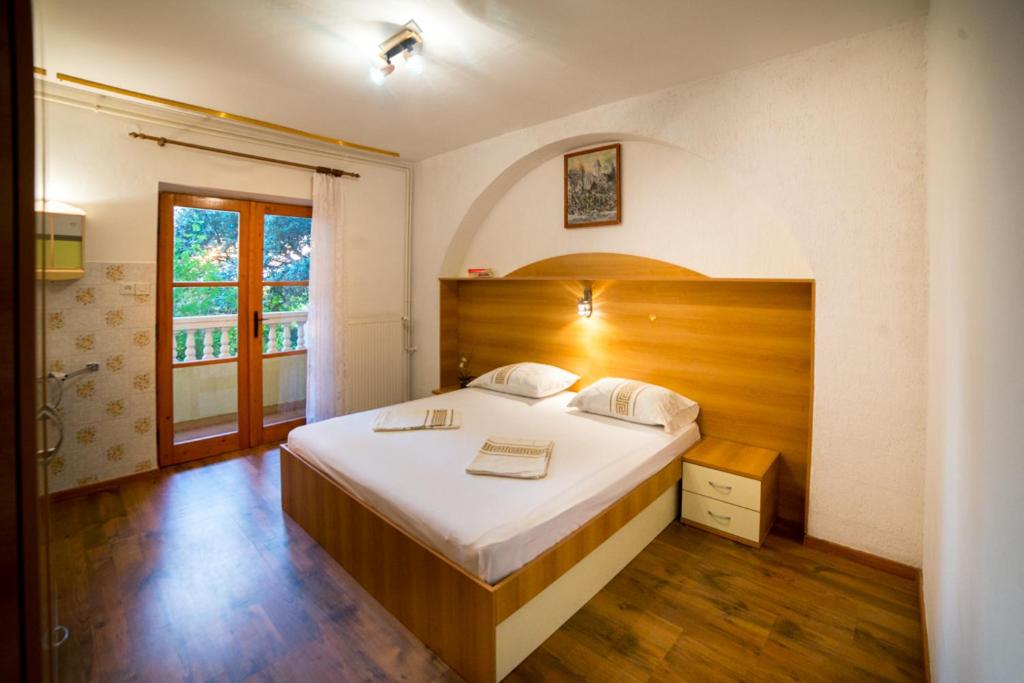 Postel nebo postele na pokoji v ubytování Apartmani Fuža Rab