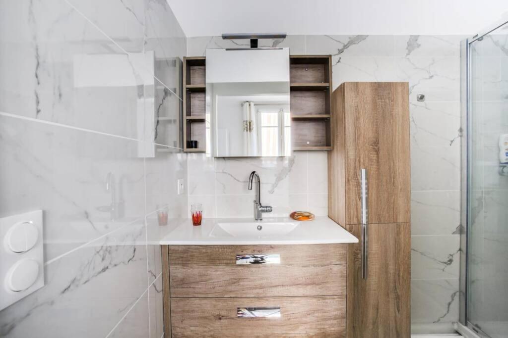 a bathroom with a sink and a shower at Trocadéro in Paris
