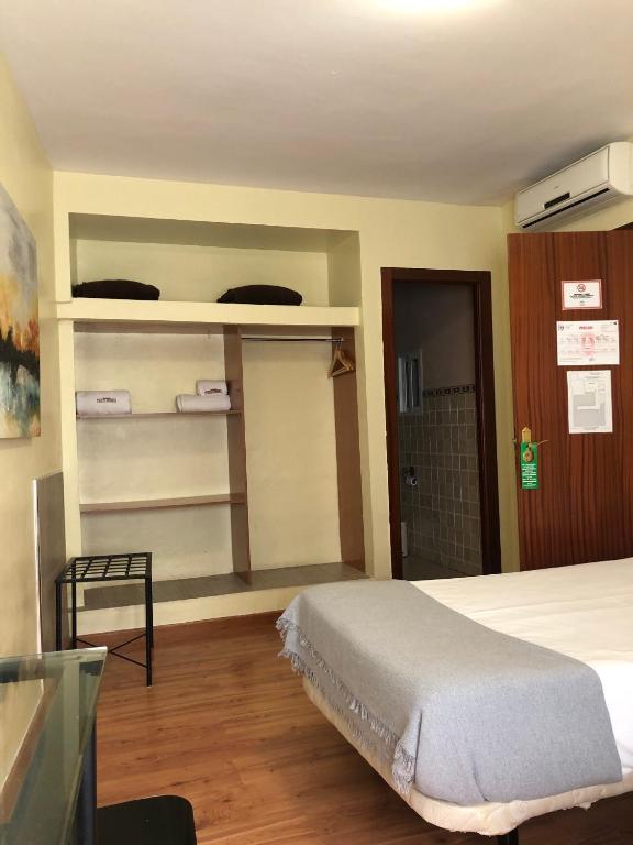 Cama o camas de una habitación en Hospedería Luis de Góngora