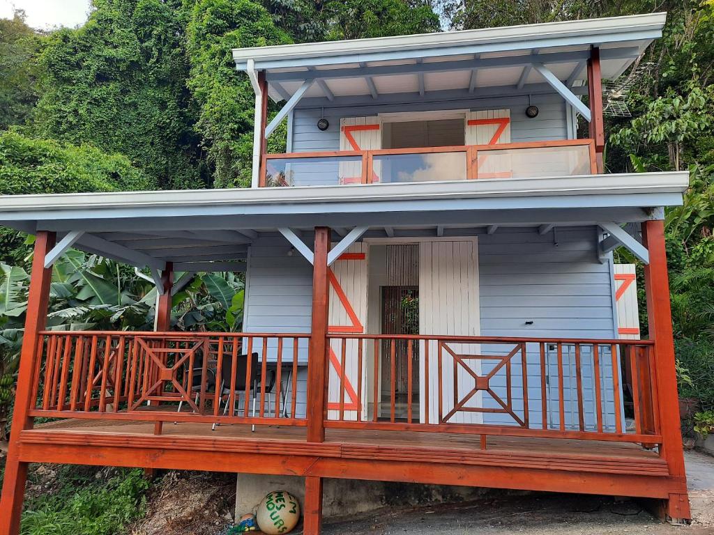 Casa pequeña con porche y balcón en Gite de Paulo la source, en Pointe-Noire