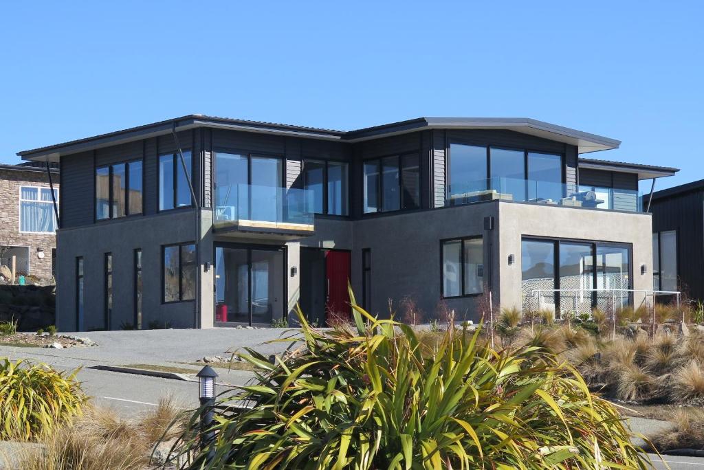 a large black house with a lot of windows at Glenvue in Lake Tekapo