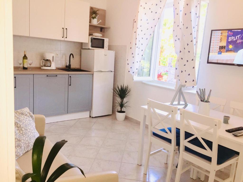 Kuchyň nebo kuchyňský kout v ubytování Holiday Home Casa Bianca