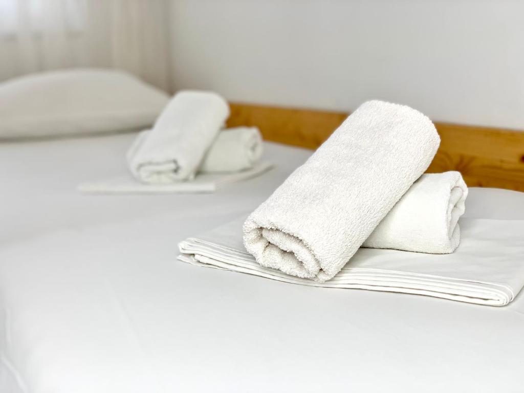 uma pilha de toalhas sentadas em cima de uma cama em Apartmani Rudelj em Makarska