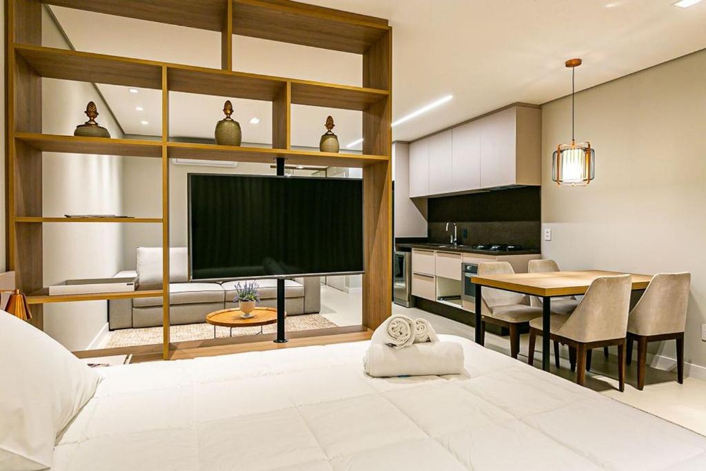  Studio moderno em condomínio com infraestrutura de clube CA13I