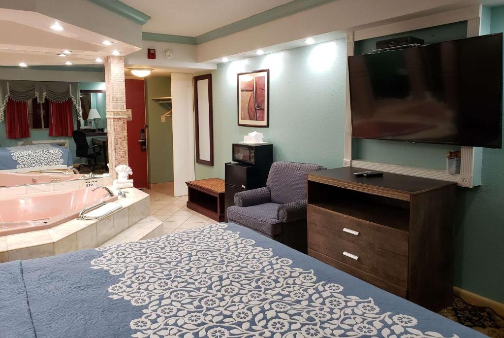Postel nebo postele na pokoji v ubytování Days Inn by Wyndham Nanuet / Spring Valley