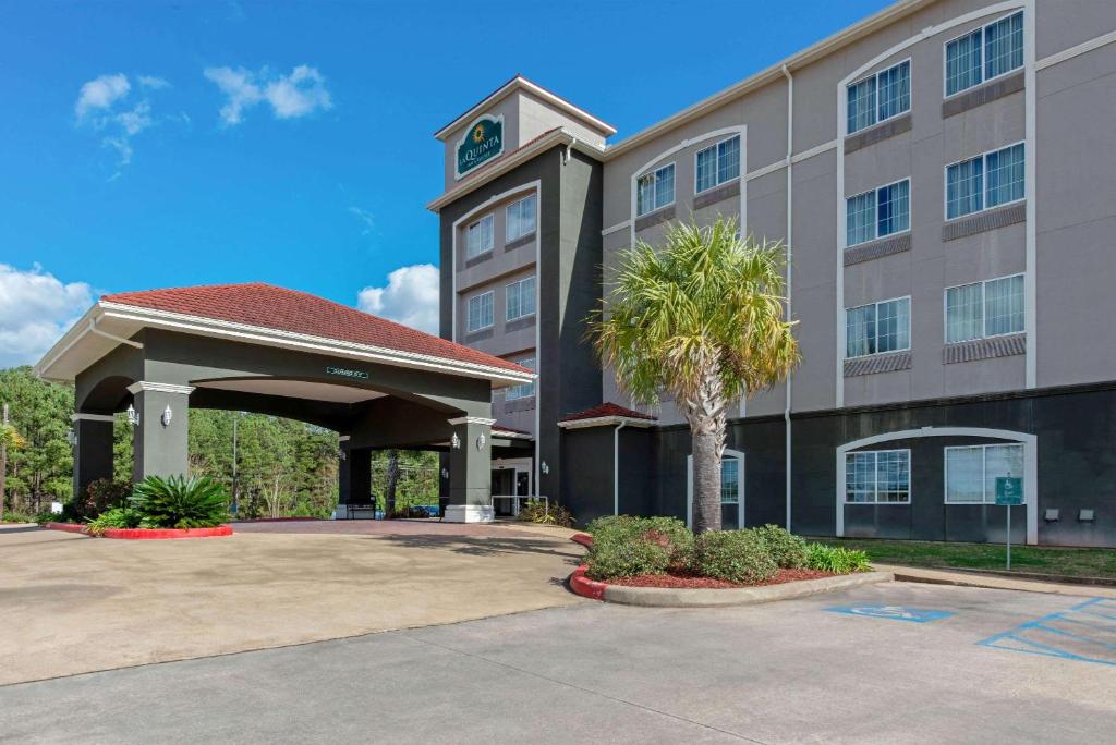 Un edificio con una torre de reloj en la parte superior. en La Quinta by Wyndham Leesville Ft. Polk, en Leesville