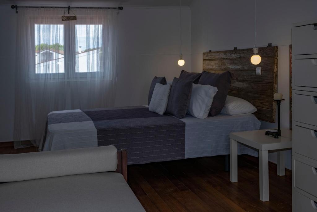 a small bedroom with a bed and a window at Casa da Quinta in Vila Franca do Campo