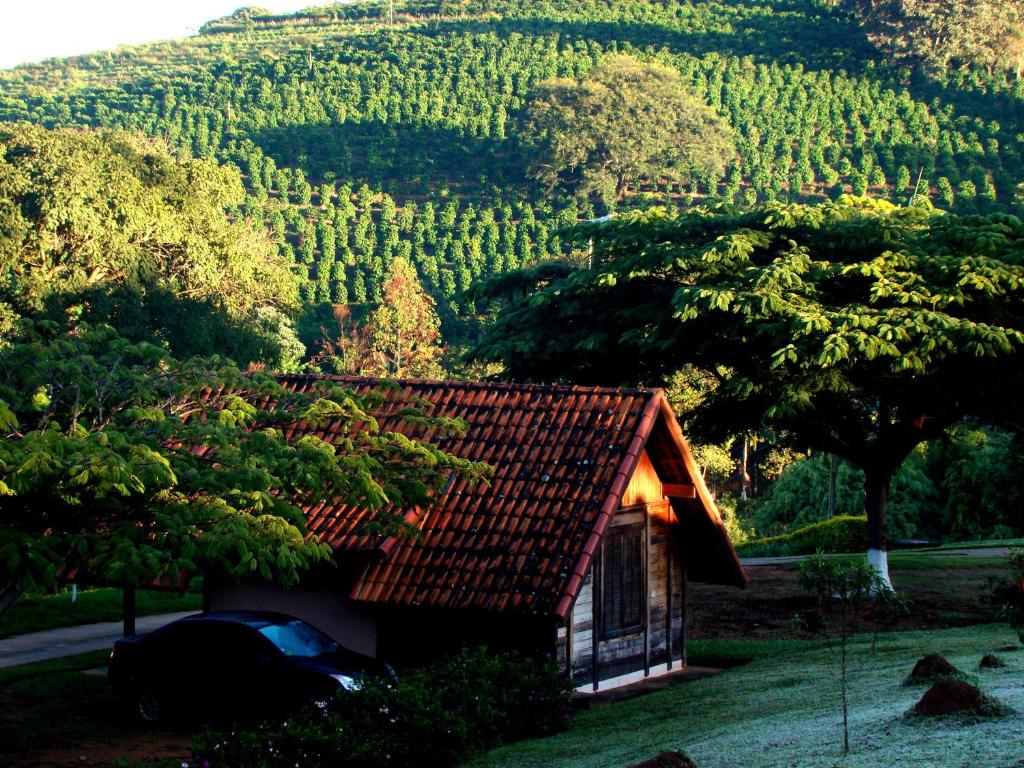 a small cabin with a view of a mountain at Hotel Fazenda Menino da Porteira in Ouro Fino