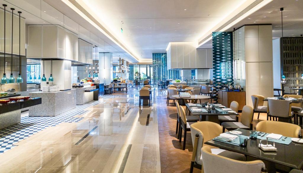 Restaurace v ubytování Crowne Plaza Shenzhen World Exhibition and Convention Center by IHG