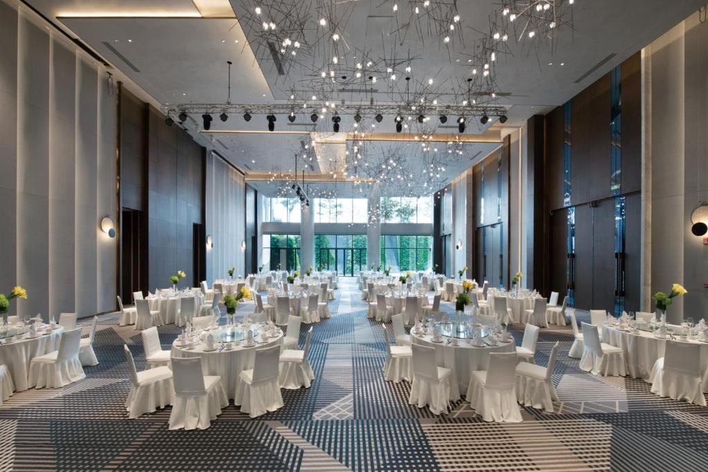 Restaurace v ubytování Crowne Plaza Shenzhen World Exhibition and Convention Center by IHG