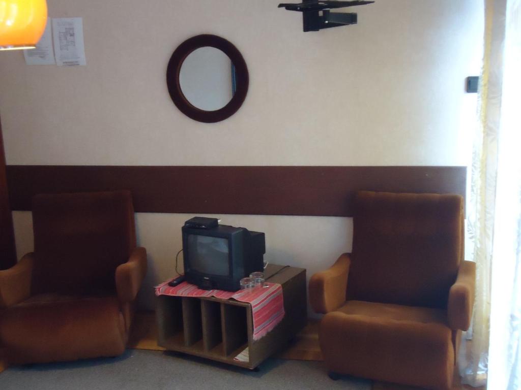 TV a/nebo společenská místnost v ubytování Cola Panzió