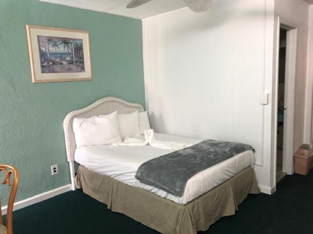 Postel nebo postele na pokoji v ubytování Gold Crest Motel