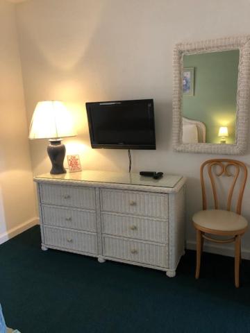 TV a/nebo společenská místnost v ubytování Gold Crest Motel