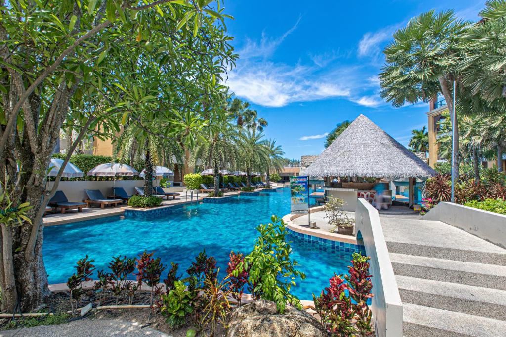 einen Pool im Resort in der Unterkunft Rawai Palm Beach Resort - SHA Extra Plus in Rawai Beach