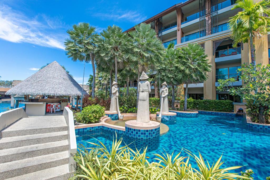 Der Swimmingpool an oder in der Nähe von Rawai Palm Beach Resort - SHA Extra Plus