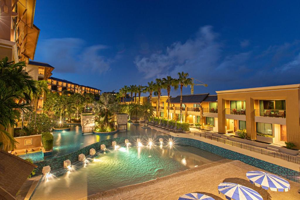 Der Swimmingpool an oder in der Nähe von Rawai Palm Beach Resort - SHA Extra Plus