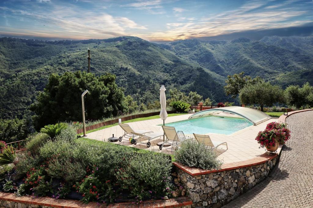 A general mountain view or a mountain view taken from A villát