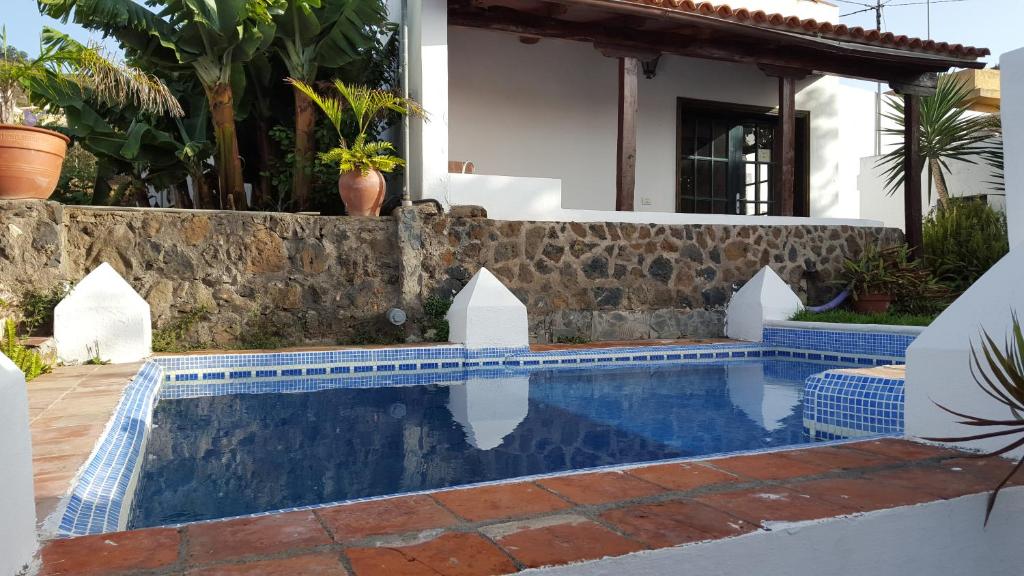 a swimming pool in front of a house at Casa Rural Finca Paraíso Valle de Guerra in Valle de Guerra