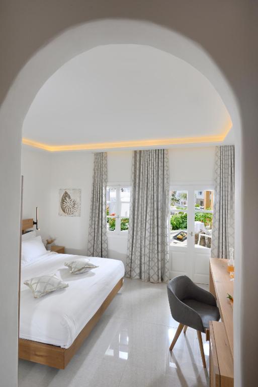 Postel nebo postele na pokoji v ubytování Petinos Hotel