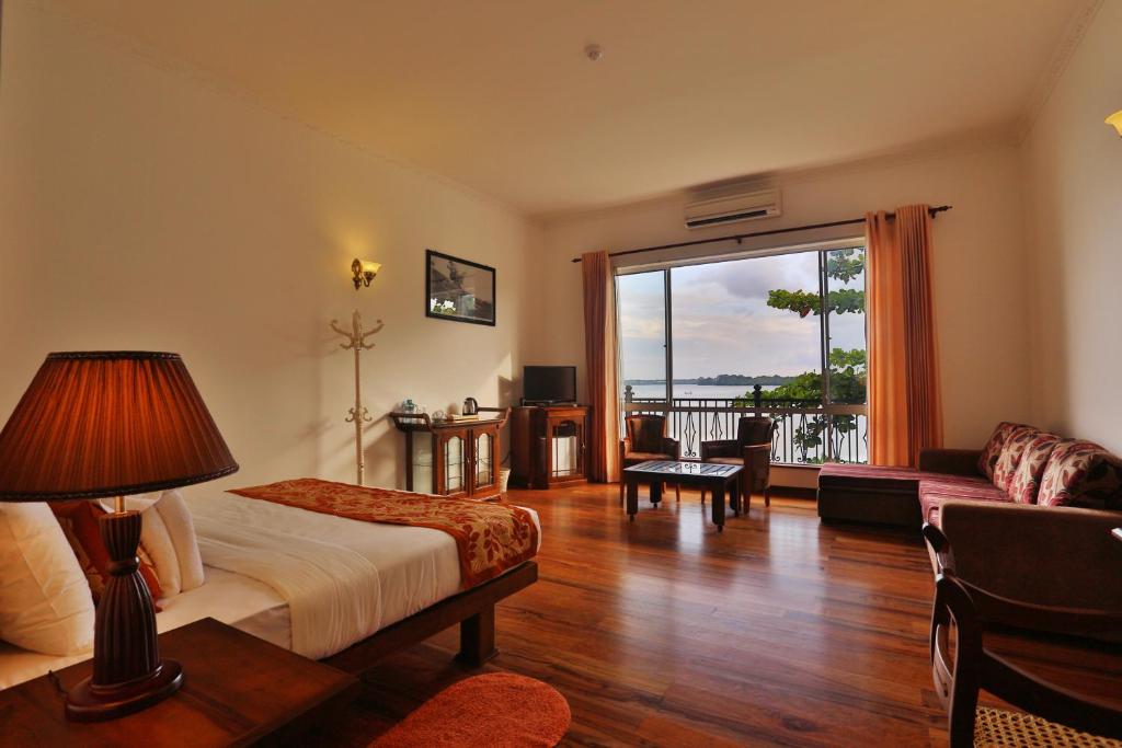 TV a/nebo společenská místnost v ubytování Centauria Lake Resort