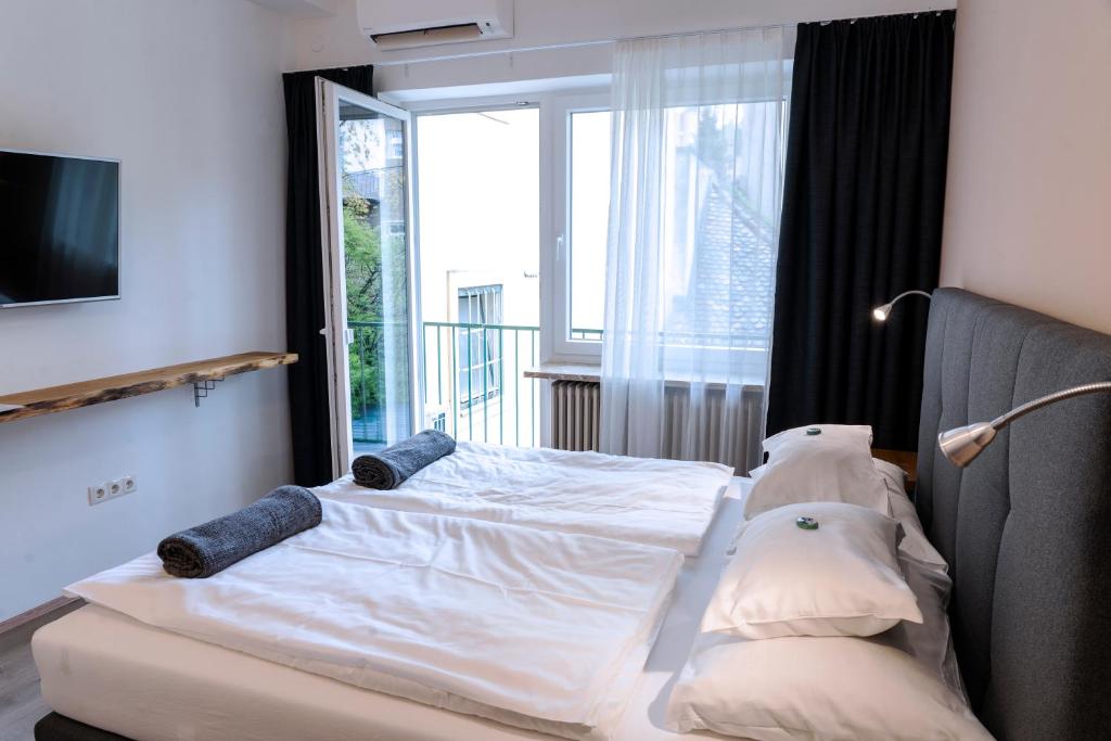 Postel nebo postele na pokoji v ubytování Gästehaus Moßhammer