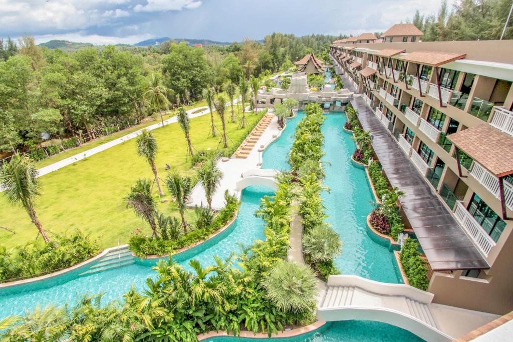 - une vue aérienne sur la piscine du complexe dans l'établissement Maikhao Palm Beach Resort - SHA Plus, à Mai Khao Beach