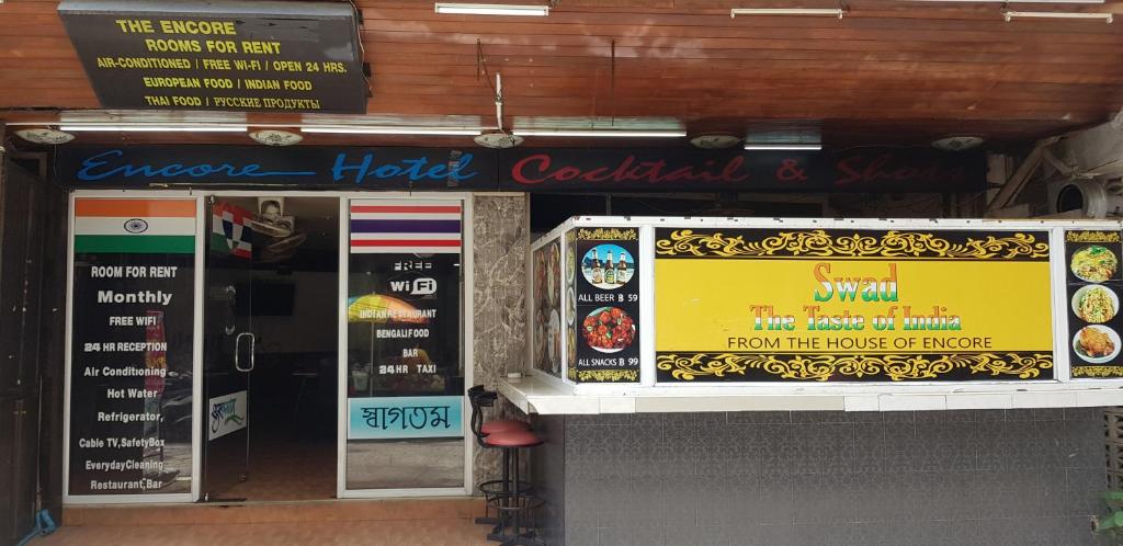 un restaurante con un letrero amarillo en la parte delantera en The Encore Hotel, en Pattaya South