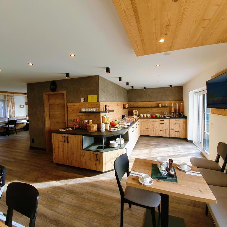 Kuchyň nebo kuchyňský kout v ubytování B&B Gästehaus Alpenblick