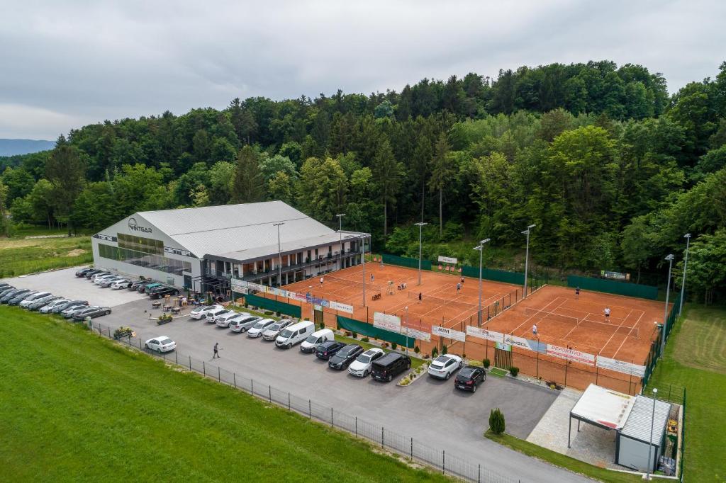斯洛維尼亞比斯特里察的住宿－Center Vintgar，停车场网球场空中景观