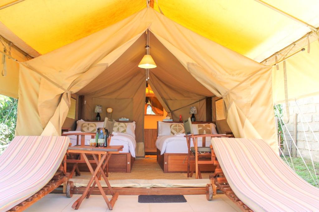 奈瓦沙的住宿－Enjoy the Silence, Naivasha by YourHost，配有2张床和2把椅子的帐篷
