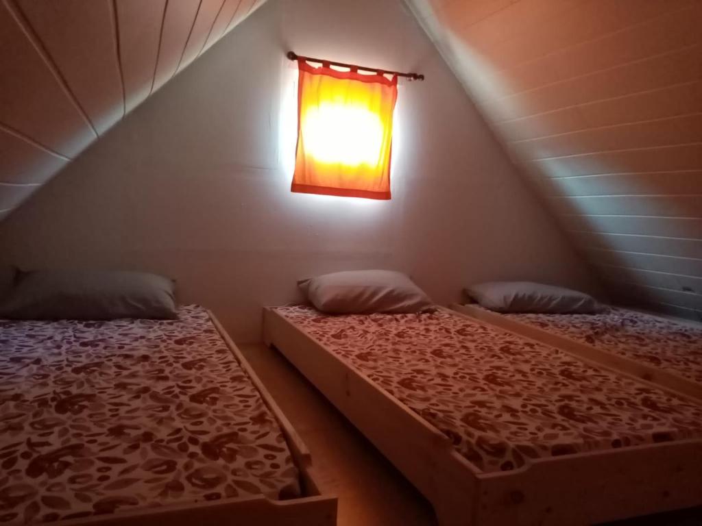 Postel nebo postele na pokoji v ubytování Camping Riba-roja
