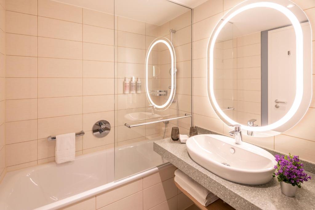 Capri by Fraser Leipzig - Resim 3