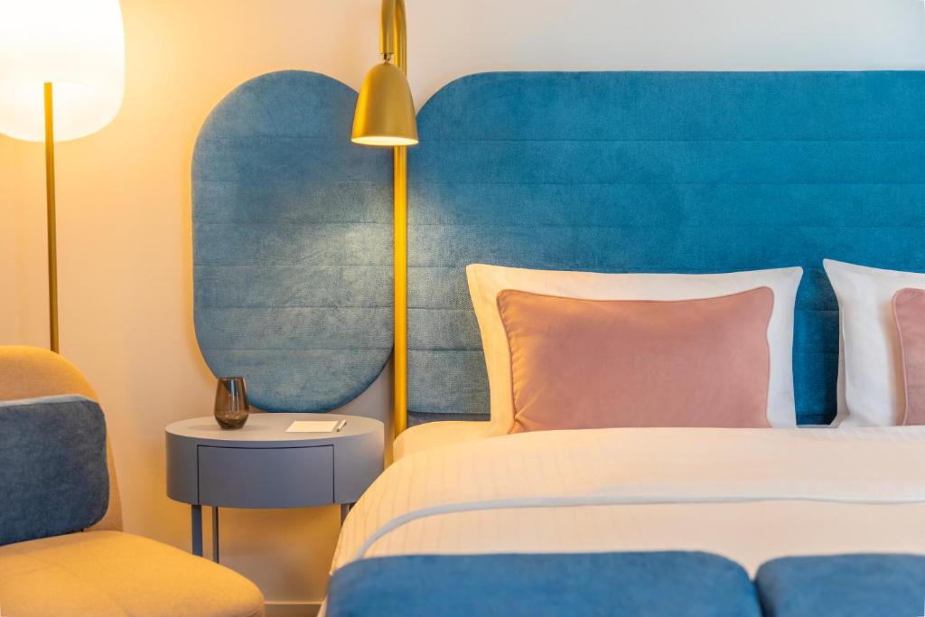 Capri by Fraser Leipzig - Resim 19