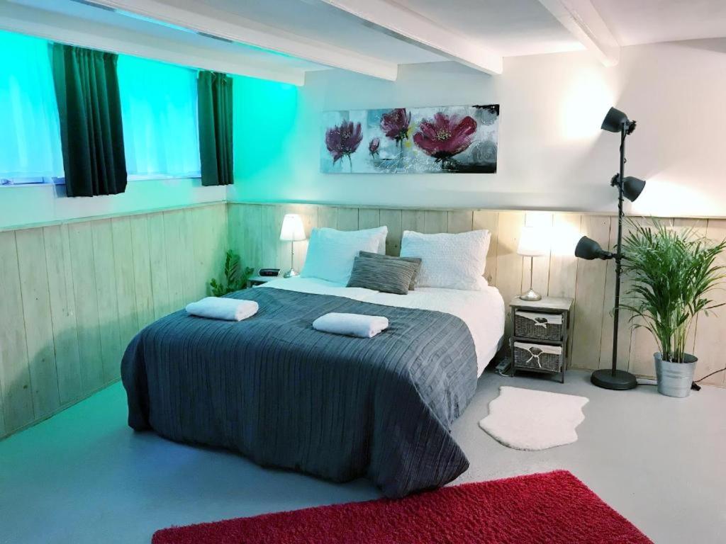 een slaapkamer met een groot bed en een rood tapijt bij Amsterdam Home in Amsterdam