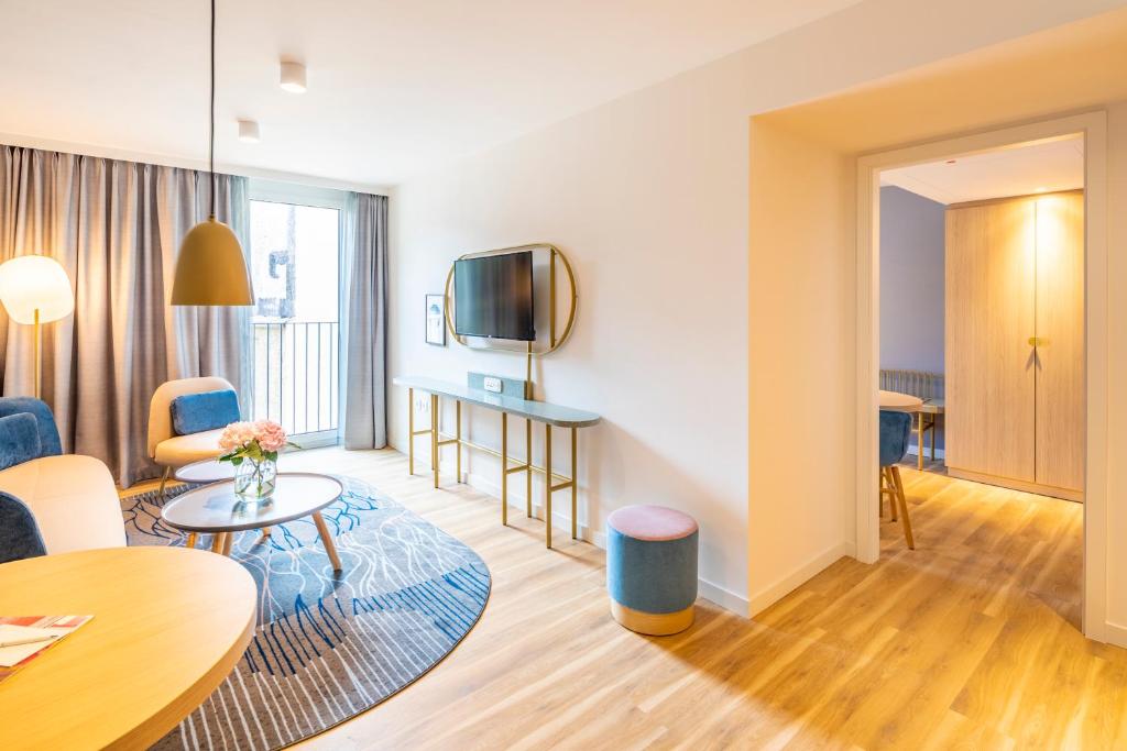 Capri by Fraser Leipzig - Resim 5