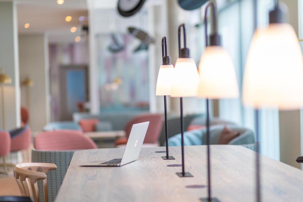 Capri by Fraser Leipzig - Resim 17