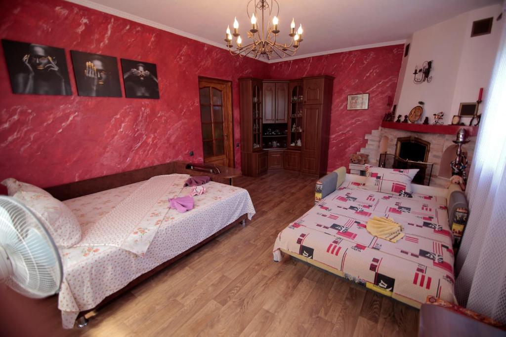 Postel nebo postele na pokoji v ubytování Guest House Kamenny Dom